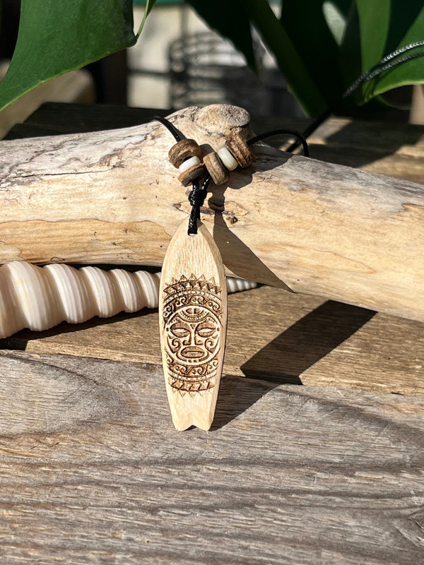 Halskette mit Surfbrett aus Eschenholz Motiv Maori Tiki