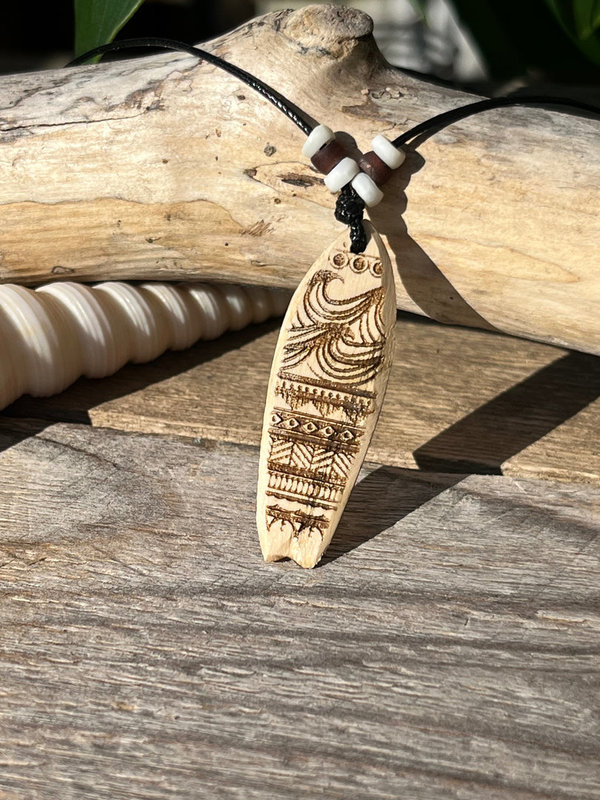 Halskette mit Surfbrett aus Eschenholz Motiv Maori Muster
